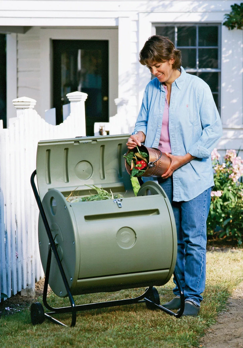Mantis CT08002 Mobile Composter Rolls Direct to the Garden